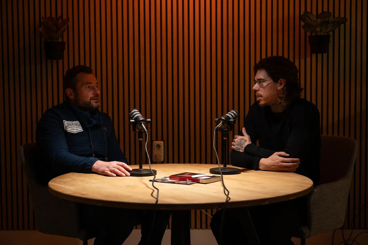 Een podcastgesprek aan tafel in de mediastudio
